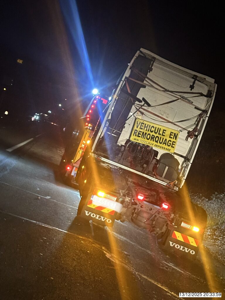 Panne d’embrayage d’un poids lourd à Wizernes : remorquage sur autoroute le 12 décembre 2025